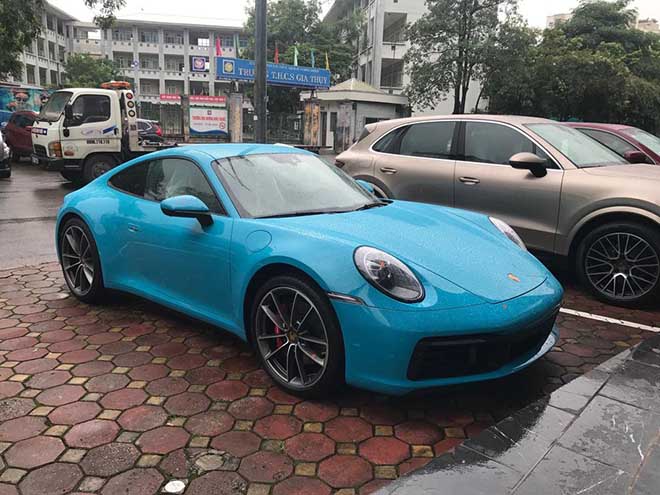 Can-canh-Porsche-911-Carrera-S-moi-tai-Viet-Nam-voi-mau-xanh-duong-Miami-Blue-doc-la-2020-MuaxeGiatot-com