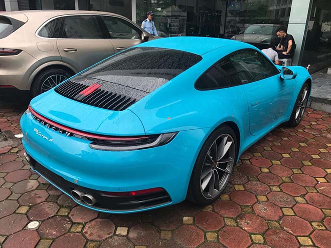 Duoi-xe -Porsche-911-Carrera-S-moi-tai-Viet-Nam-voi-mau-xanh-duong-Miami-Blue-doc-la-2020-MuaxeGiatot-com