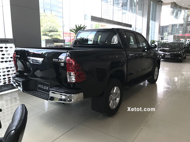 Toyota Hilux 2.4 4x4 MT 2020 (Số sàn,2 cầu) - Đuôi xe