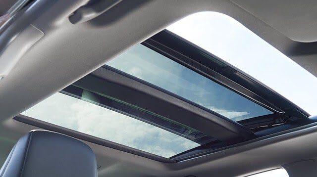 So sánh xe Toyota Camry 2022 và VinFast Lux A2.0 2022: Đã đến lúc Camry đáp trả!