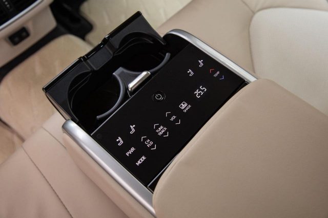 So sánh xe Toyota Camry 2022 và VinFast Lux A2.0 2022: Đã đến lúc Camry đáp trả!