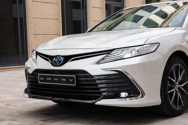Tầm 1,5 tỷ đồng, chọn Toyota Camry 2.5HV 2022 hay Mercedes C 180 AMG 2022?
