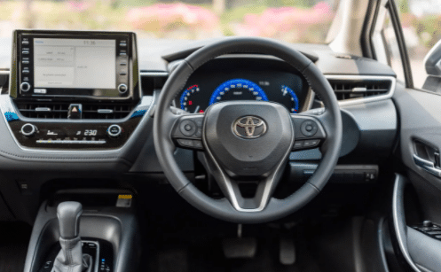 Toyota Corolla Altis 2022 có vô-lăng đồng hồ mới.