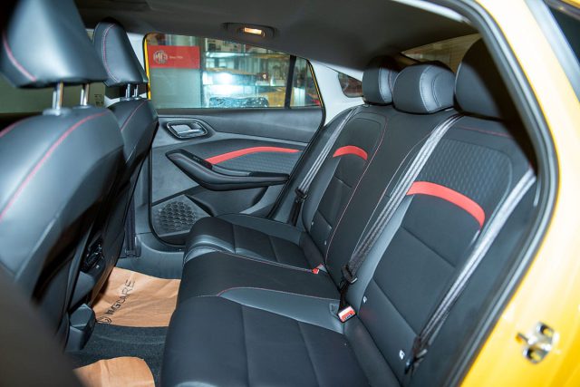 MG5 2022 có hệ thống ghế da đen điểm xuyết chi tiết đỏ.
