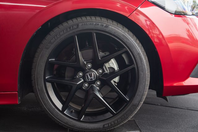 Mâm xe Honda Civic RS sơn đen thể thao.