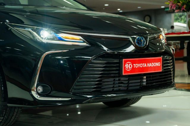 Toyota Corolla Altis 2022 có phần đầu xe lịch lãm.