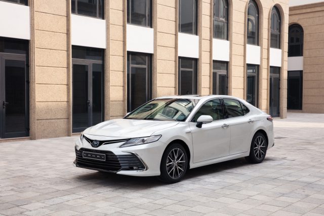 Toyota Camry dùng động cơ Hybrid nên có mức tiêu thụ nhiên liệu thấp.