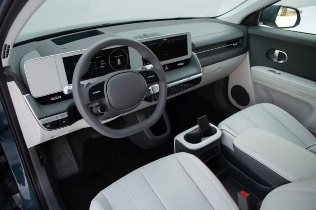 Hyundai Ioniq 5 có khoang lái hiện đại.