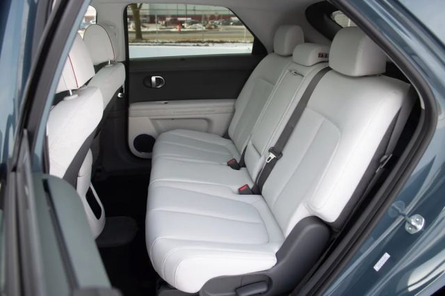 Không gian ghế ngồi của Hyundai Ioniq 5 rộng rãi.