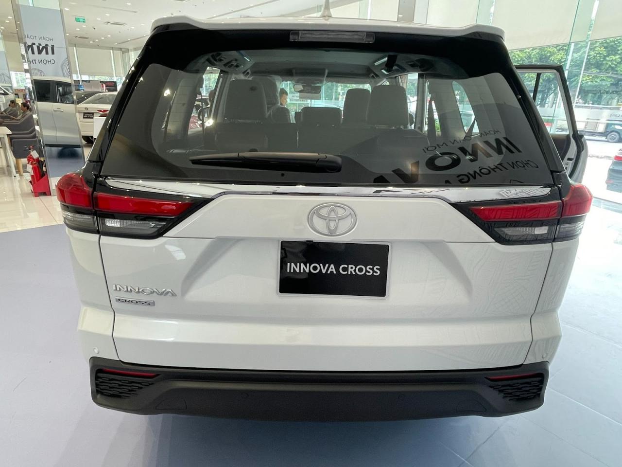 Toyota Innova Cross thiết kế đuôi xe khoẻ khoắn, năng động
